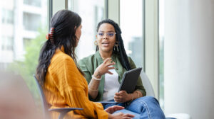 Manager giving effective feedback to another employee and discussing the different types of feedback